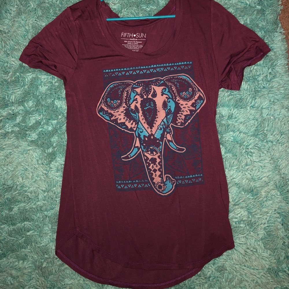 Soft maroon shirt sleeve shirt w/ elephant design